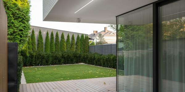 Slim house w Warszawie. Projekt Paweł Lis Architekci