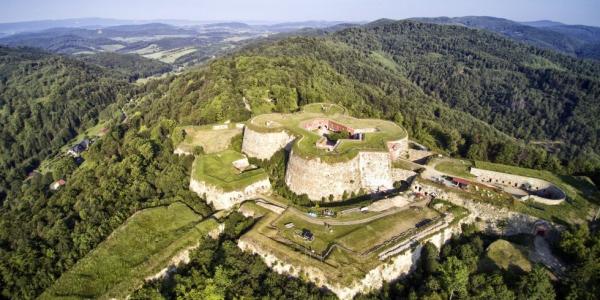 : Twierdza Srebrna Góra - adaptacja Donżonu do funkcji hostelu i restauracji 