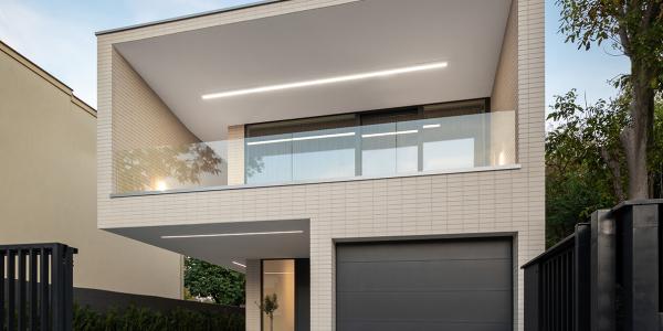 Slim house w Warszawie. Projekt Paweł Lis Architekci