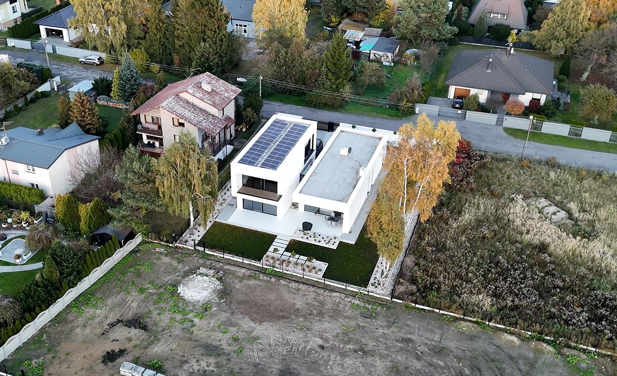 Dwa pudełka na wąskiej działce – dom w Częstochowie