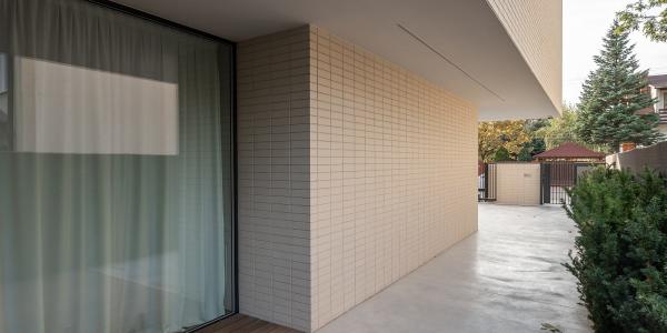 Slim house w Warszawie. Projekt Paweł Lis Architekci