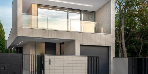 Slim house w Warszawie. Projekt Paweł Lis Architekci