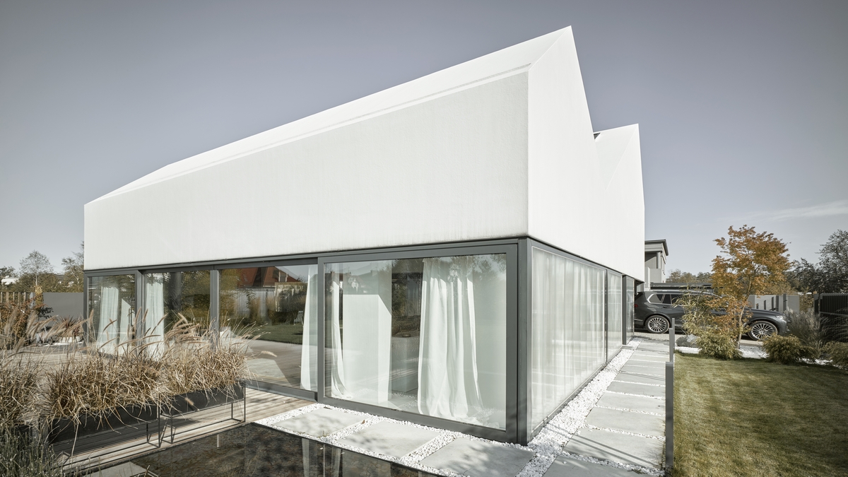 Nietypowy, biały dom od Moomoo Architects: ilustracja z publikacji