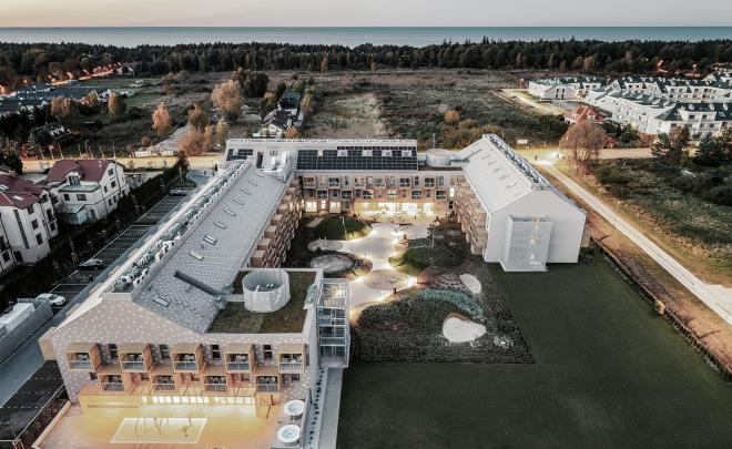 Budynek NICKEL Resort & Wellnest Grzybowo z charakterystycznym skośnym dachem i aluminiową elewacją