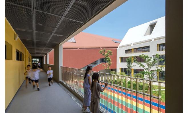 Projekt szkoły dla dzieci od LYCS Architecture 