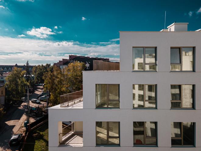 Markowy Targówek: Nowoczesny biały blok od POLE Architekci 